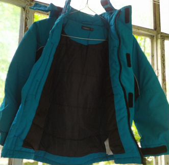 Утепленную куртку с капюшоном для мальчика