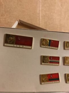 Коллекция значков гербы и флаги