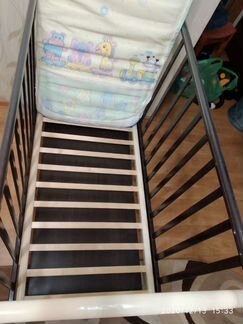 Детская кроватка с маятником и ящиком