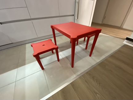 Стол с двумя стульями