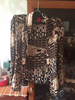 Бежевый брючный костюм